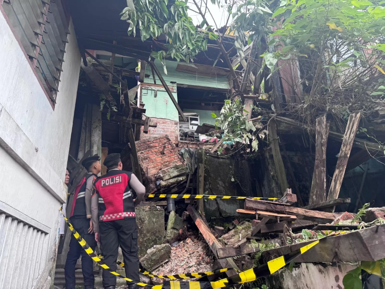 LONGSOR: Dua rumah dikabarkan longsor akibat intensitas hujan yang tinggi. Warga diharapkan waspada khususnya yang tinggal di perbukitan.