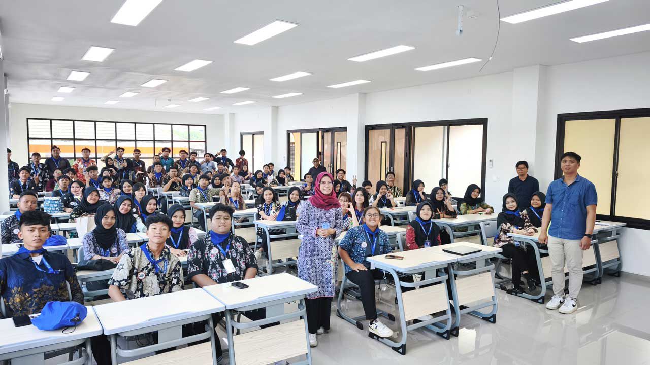 ANGKATAN PERTAMA : Dekan Dr. Pascarianto bersama Kaprodi dan Mahasiswa Baru 2025 mengawali penggunaan ruang kelas di gedung baru Fakultas Teknik, Jumat (22/8/2025)