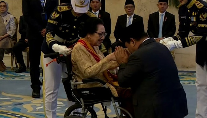 Prabowo cium tangan Siti Hardjanti usai berikan Bintang Mahaputera Utama.
