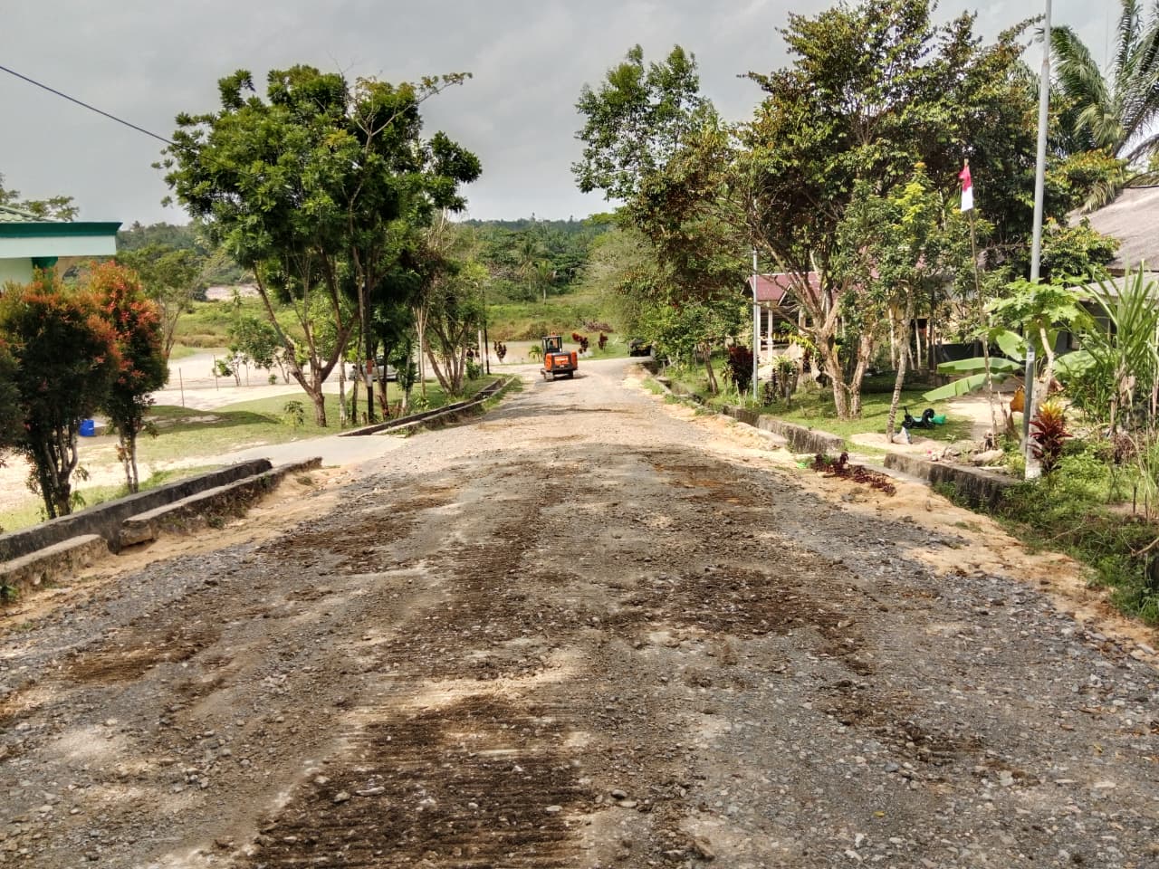PERBAIKAN: Bidang Bina Marga, Dinas Pekerjaan Umum dan Penataan Ruang Penajam Paser Utara saat memperbaiki sarana jalan di lingkungan Pondok Pesantren Hidayatullah.