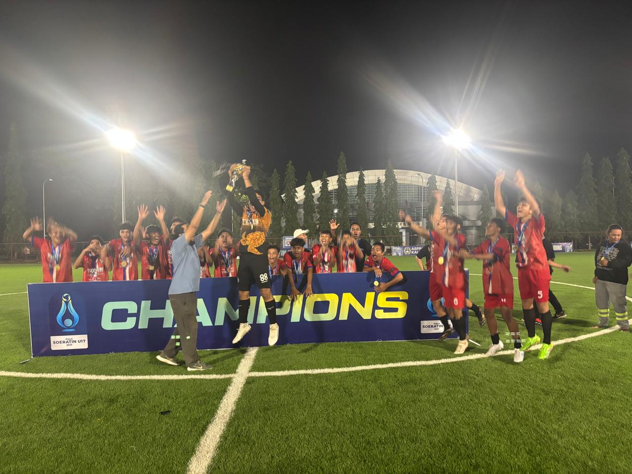 Pemain Berau Marine merayakan sukses mereka menjuarai Piala Soeratin U-17 Regional Kaltim.