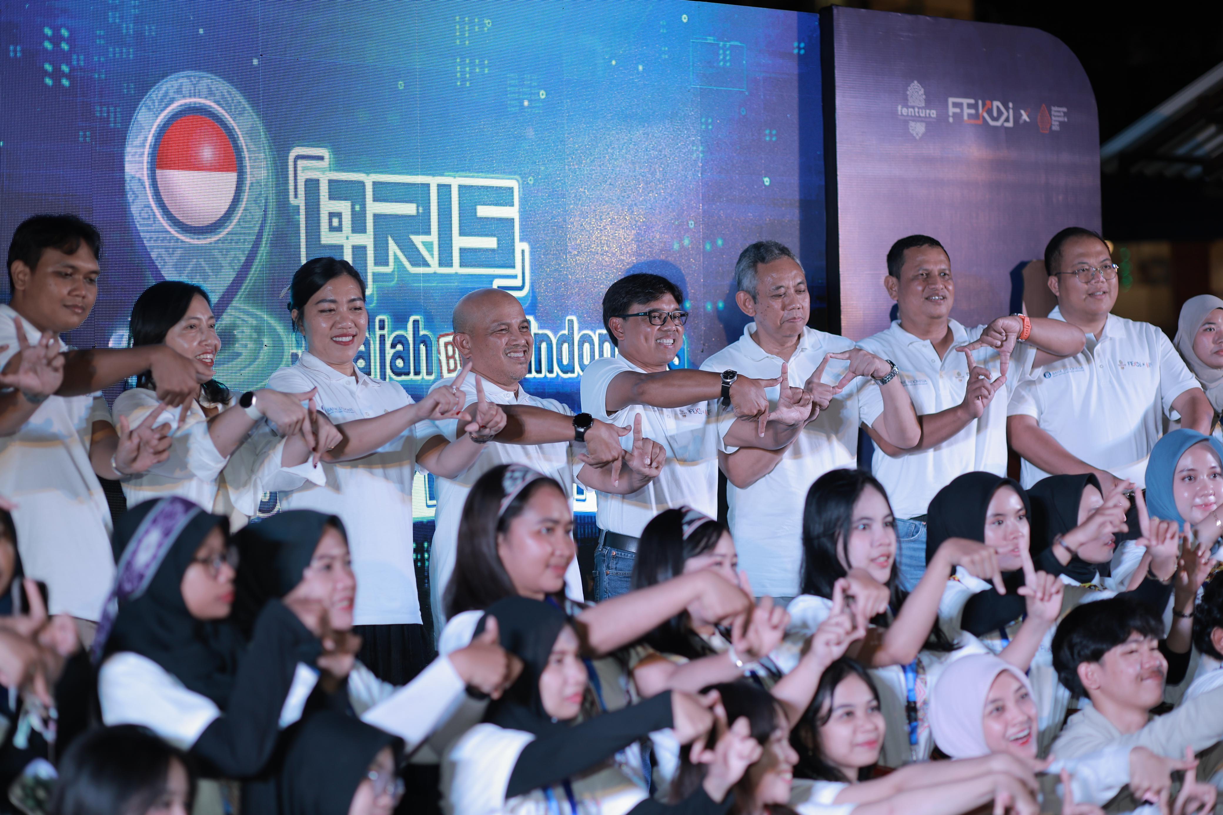 KOMPAK: Kepala BI Balikpapan, Robi Ariadi, bersama tamu undangan dan peserta QRIS Jelajah Budaya Indonesia 2025.