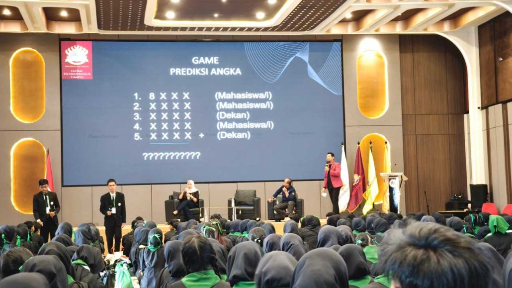 PKKMB: Dekan FEB Dr. Ivan Armawan mengajak mahasiswa untuk bermain "sulap" prediksi angka yang berhasil memukau dan membuat seluruh audiens penasaran.