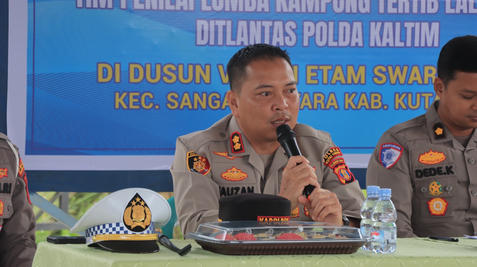 SOSIALISASI: Kapolres Kutim AKBP Fauzan Arianto saat sosialisasi Kampung Tertib Lalu Lintas di Dusun IX Bumi Etam, Desa Swarga Bara, Sangatta Utara, Selasa (26/8). (Dok. Polres Kutim)