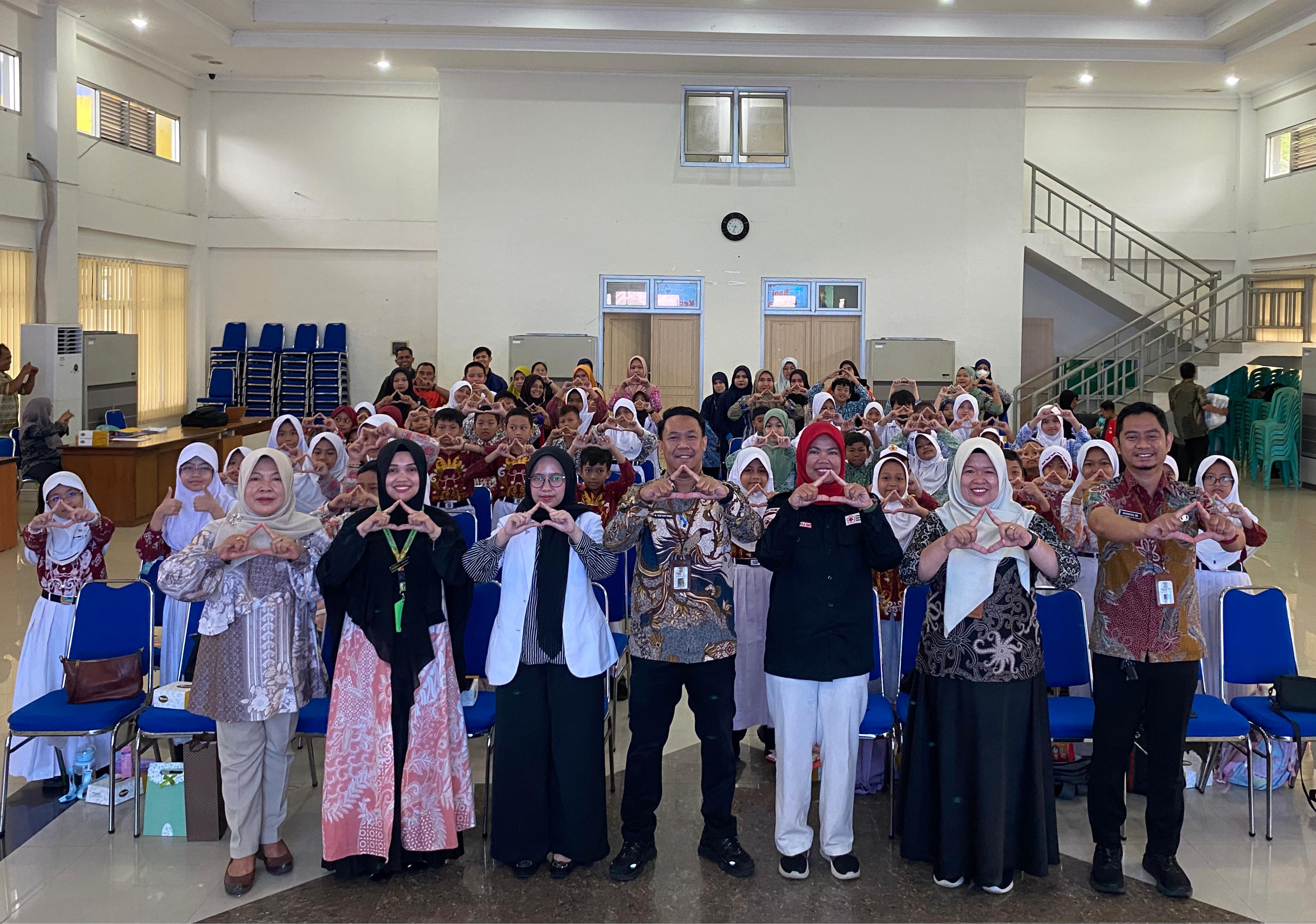 M Yogi Nur Chandra, Kasi Kessos Kecamatan Balikpapan Utara (tengah) berharap Jambore UKS 2025 berjalan lancar dan meriah.