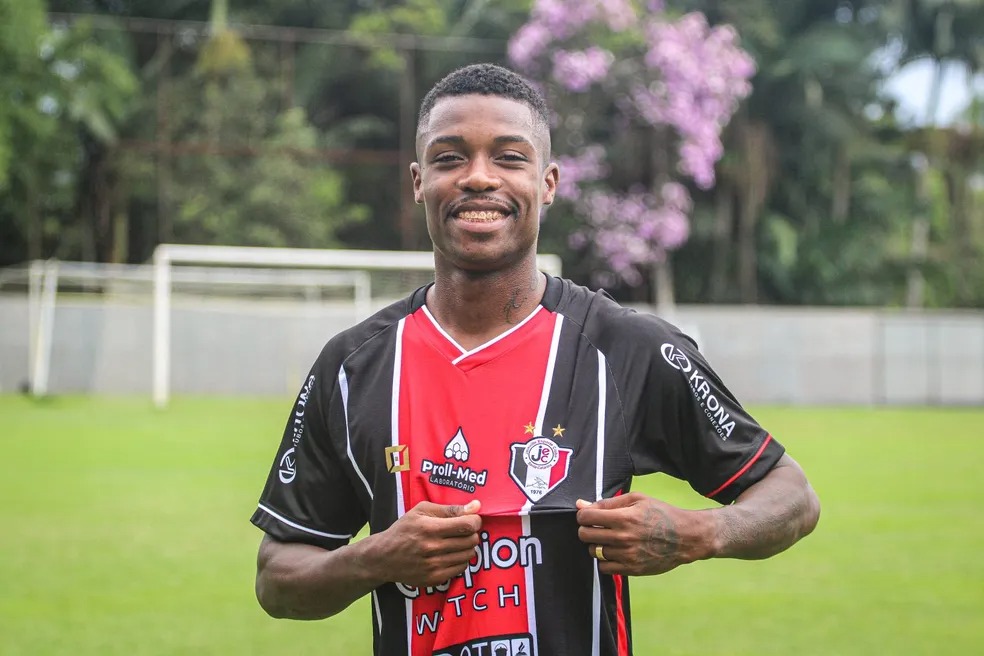 PSM Makassar dirumorkan mendatangkan gelandang bertahan asal Brasil, Gledson Paixao da Silva.
