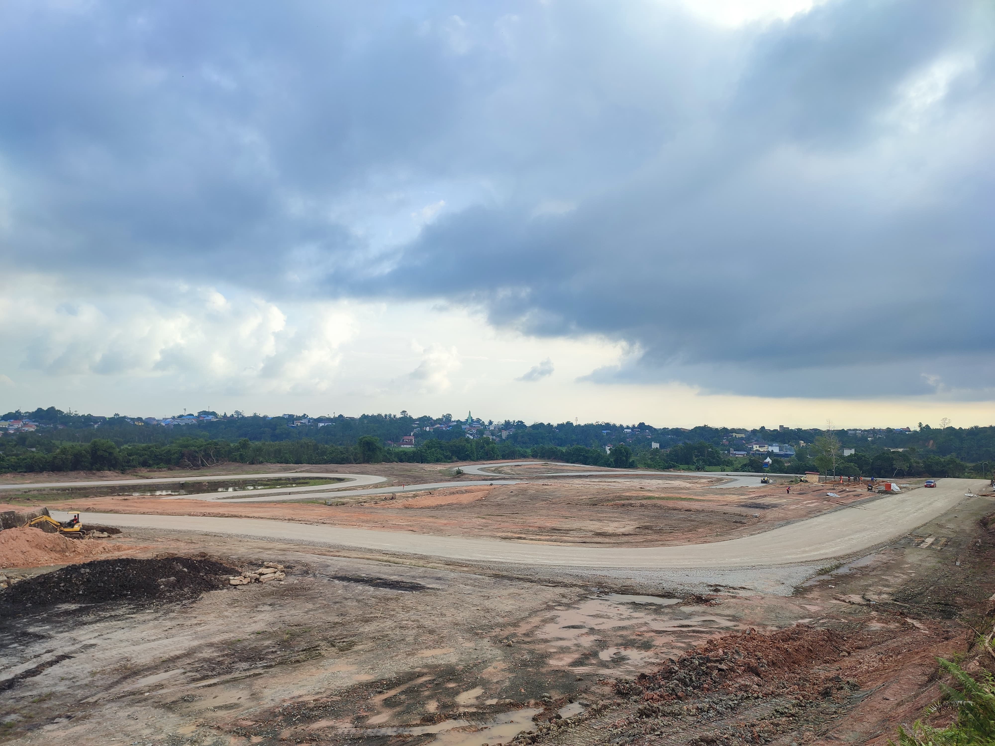 DIKEBUT: Sejumlah venue olahraga mulai berjalan proyeknya di area Stadion Sadurengas, Kecamatan Tanah Grogot, sejak awal Agustus 2025 ini. (Najib/KP)