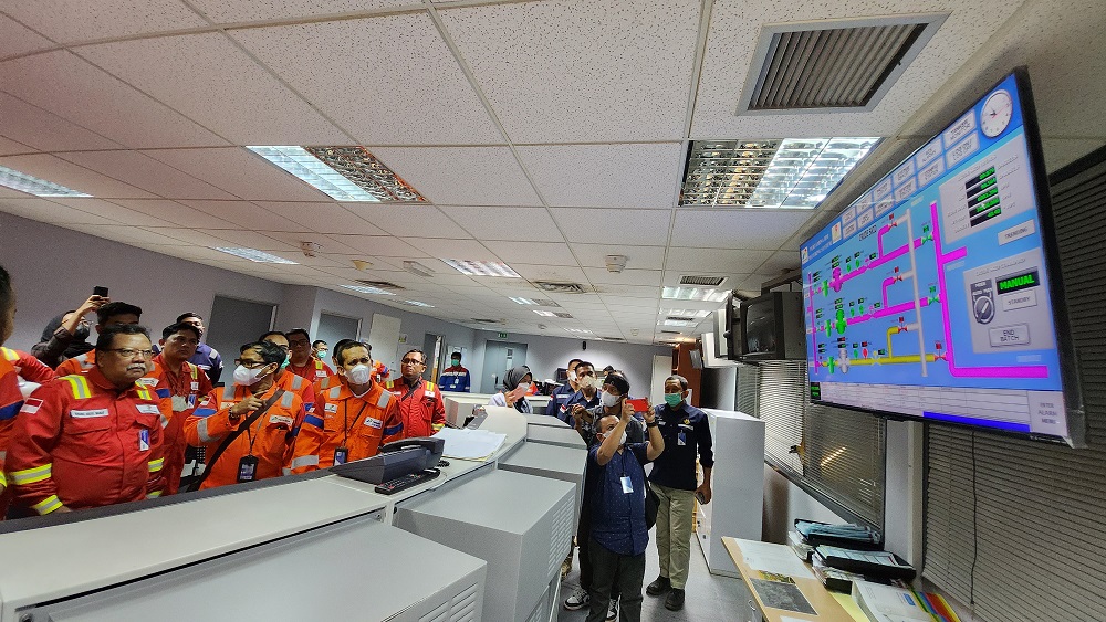 KEJAR SWASEMBADA: Pekerja SKK Migas memeriksa proyek yang ditarget beroperasi tahun ini untuk meningkatkan produksi.