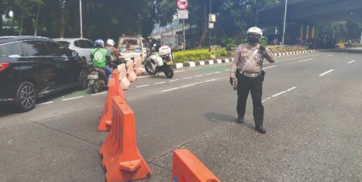 Seorang polisi berjaga dan melakukan pengalihan arus lalu lintas dengan barikade di sekitar Gedung DPR, Jakarta, pasca kericuhan demo 25 Agustus 2025. (FOTO: IST)