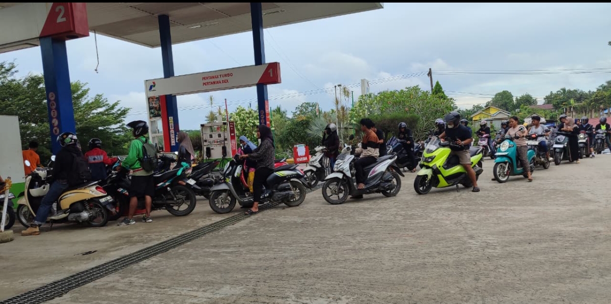 Antrean BBM terlihat di SPBU Balikpapan jadi pemandangan yang biasa terlihat, meski berstatus atau berjuluk Kota Minyak. (Foto: Nisa)