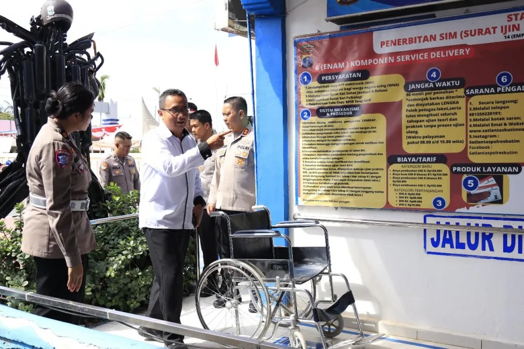 CEK PELAYANAN: Tim Verifikasi Lapangan Pelayanan Publik dari Mabes Polri mengecek pelayanan kepolisian di Polres Kutim.