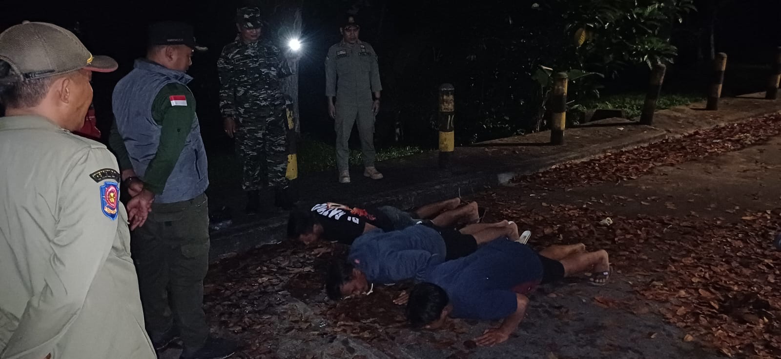 EFEK JERA: Pekerja proyek penurapan Sungai Bontang yang kedapatan mengonsumsi minuman beralkohol ditangani tim gabungan saat melakukan patroli di wilayah Satimpo.