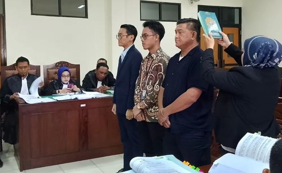 SUMPAH: Tiga saksi yang dihadirkan JPU menjalani sumpah. Mereka berasal dari Bareskrim dan bank.