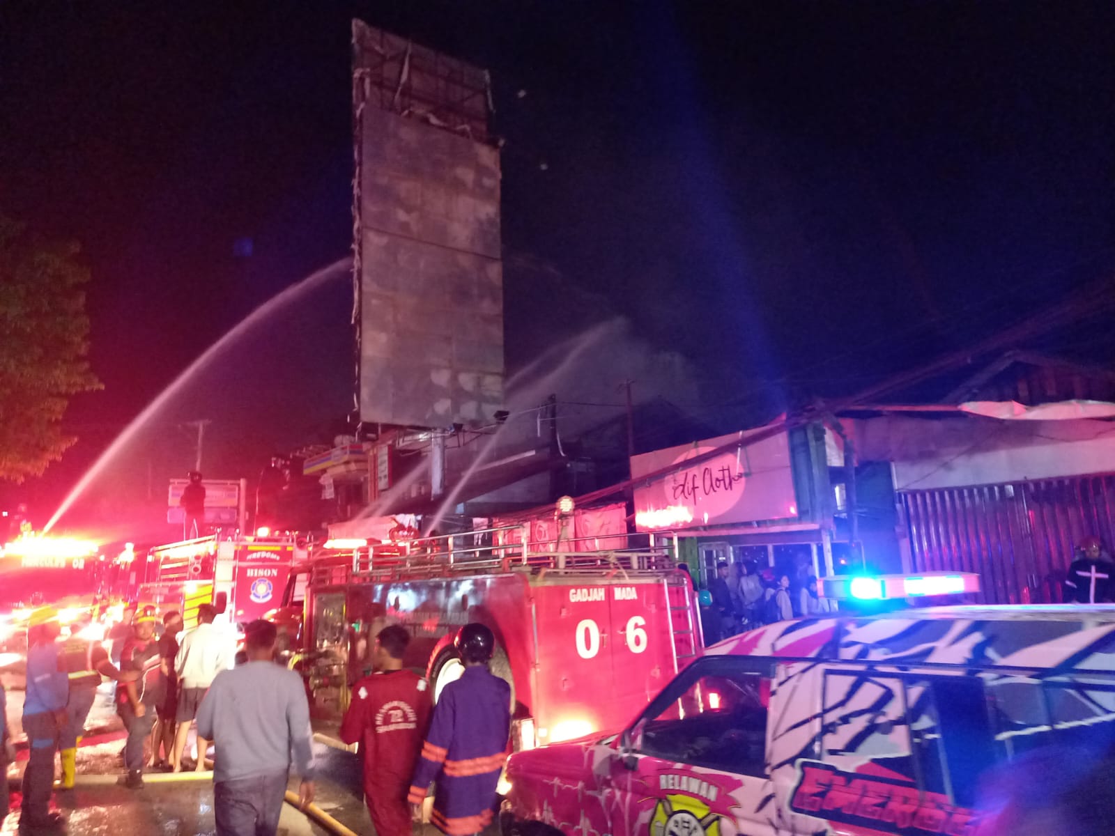 KEBAKARAN: Kebakaran di Jalan Juanda, Gang 11, RT 59, Kelurahan Sidodadi, Kecamatan Samarinda Ulu, menghanguskan satu rumah dan dua rumah terdampak. (EKO PRALISTIO/KP)