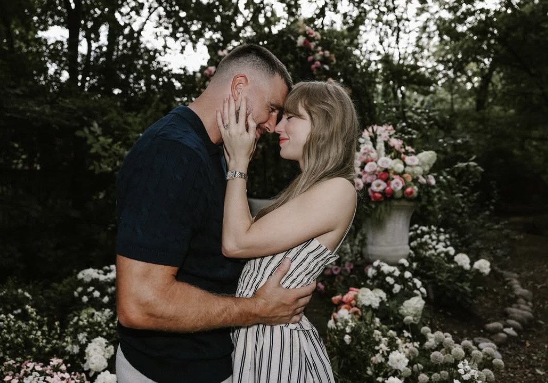 Momen romantis lamaran Travis Kelce kepada Taylor Swift yang diunggah di Instagram, 26 Agustus 2025.