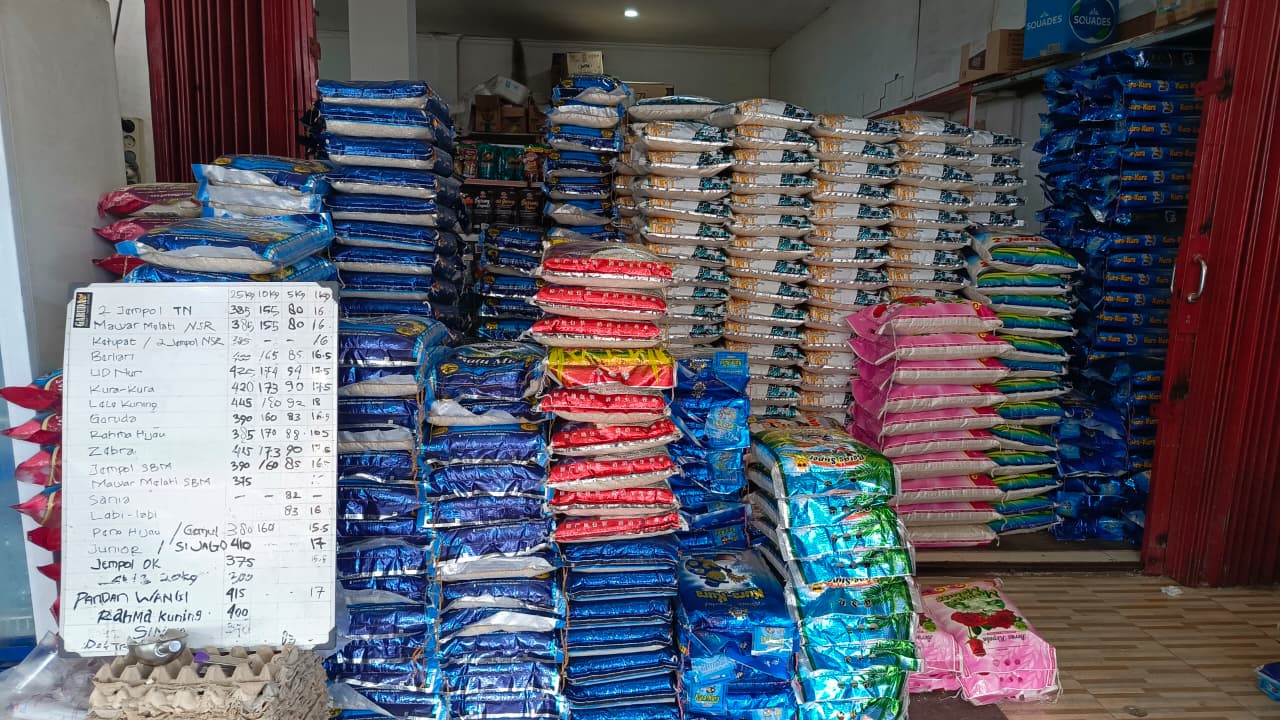 BERTAHAP: Hasil pantauan Dinas Perdagangan Samarinda, harga beras premium di pasar tradisional bervariasi. (DOK/KP)