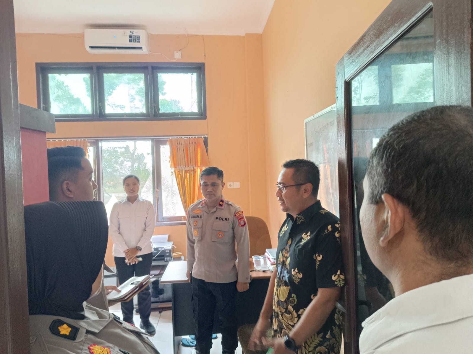 VERIFIKASI: Tim verifikasi Mabes Polri saat meninjau sejumlah ruangan pelayanan di Polres PPU.