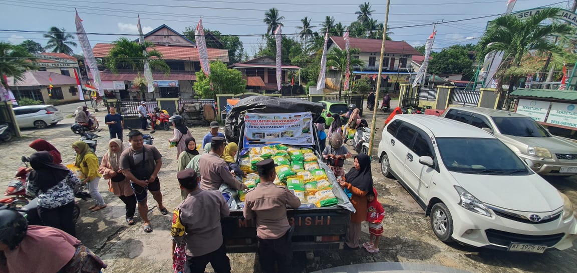 BERAS MURAH: Warga menyerbu gerakan pangan murah (GPM) Polres PPU yang menjual beras harga terjangkau.