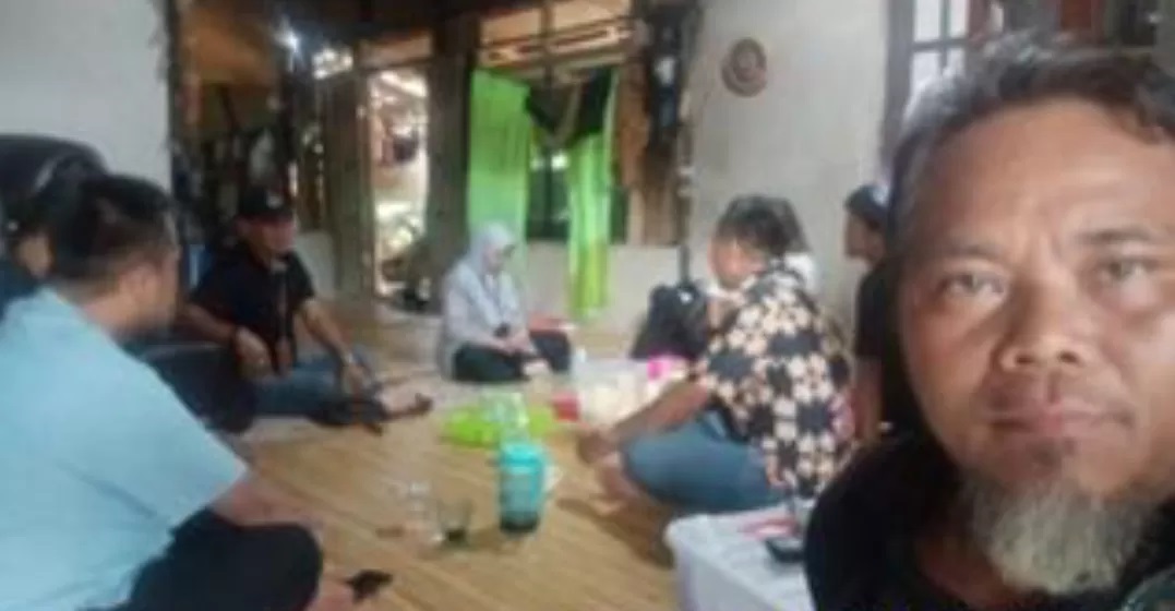 SEJARAH: Paidah Riansyah (kanan), pemerhati budaya dan sejarah Paser sekaligus pengurus DPD Lembaga Adat Paser (LAP) PPU di bidang kebudayaan dan pariwisata.