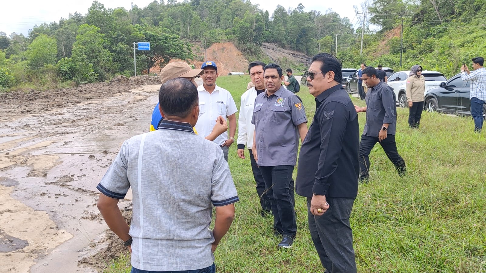 Rombongan Komisi III DPRD Kaltim meninjau kondisi Jalan Poros Kariangau yang rusak parah.  (HUMAS DPRD KALTIM)