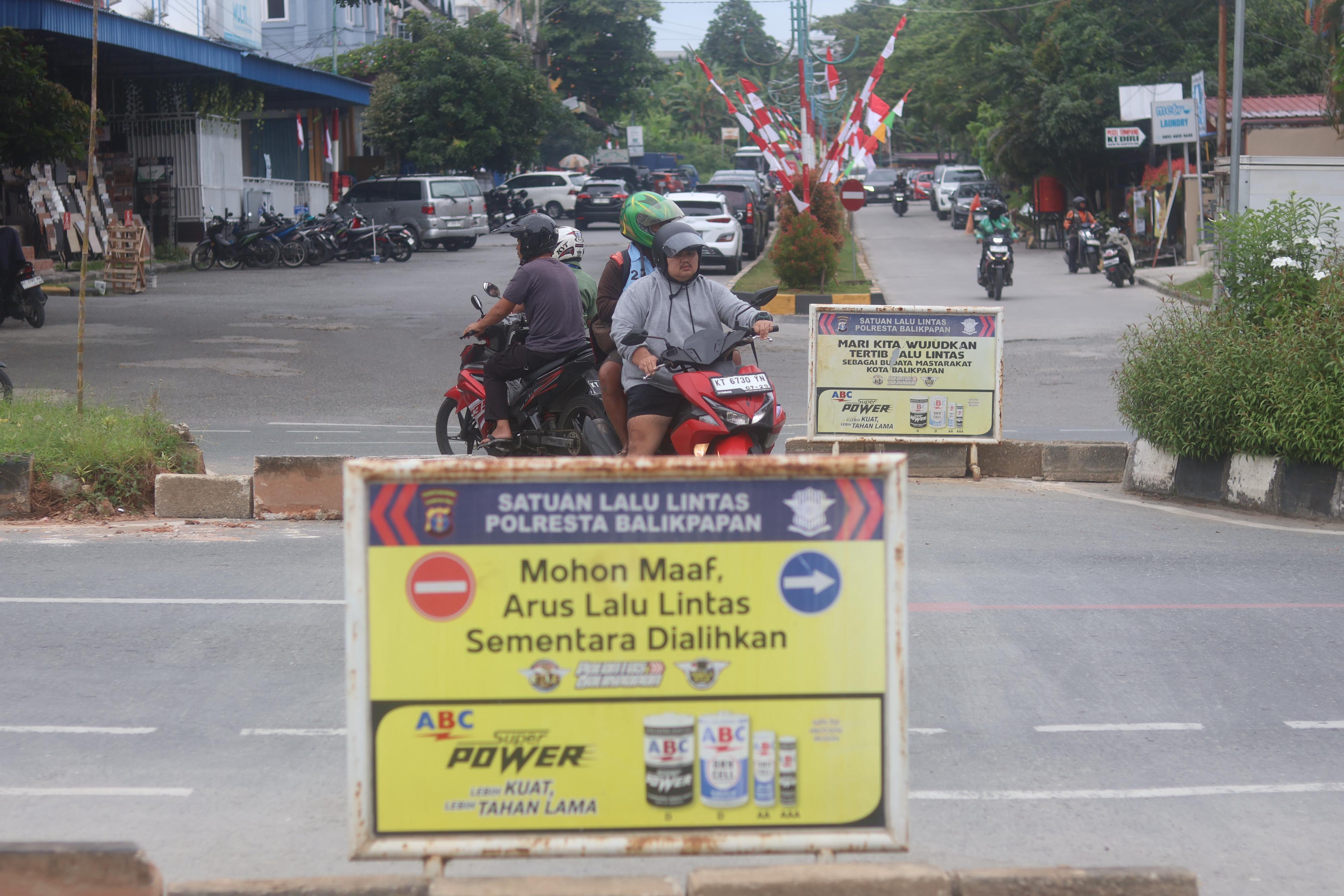 Dishub Balikpapan melakukan penataan media jalan dan sirkulasi lalu lintas di Jalan Tjutjup Suparna. Terutama soal bukaan median jalan.