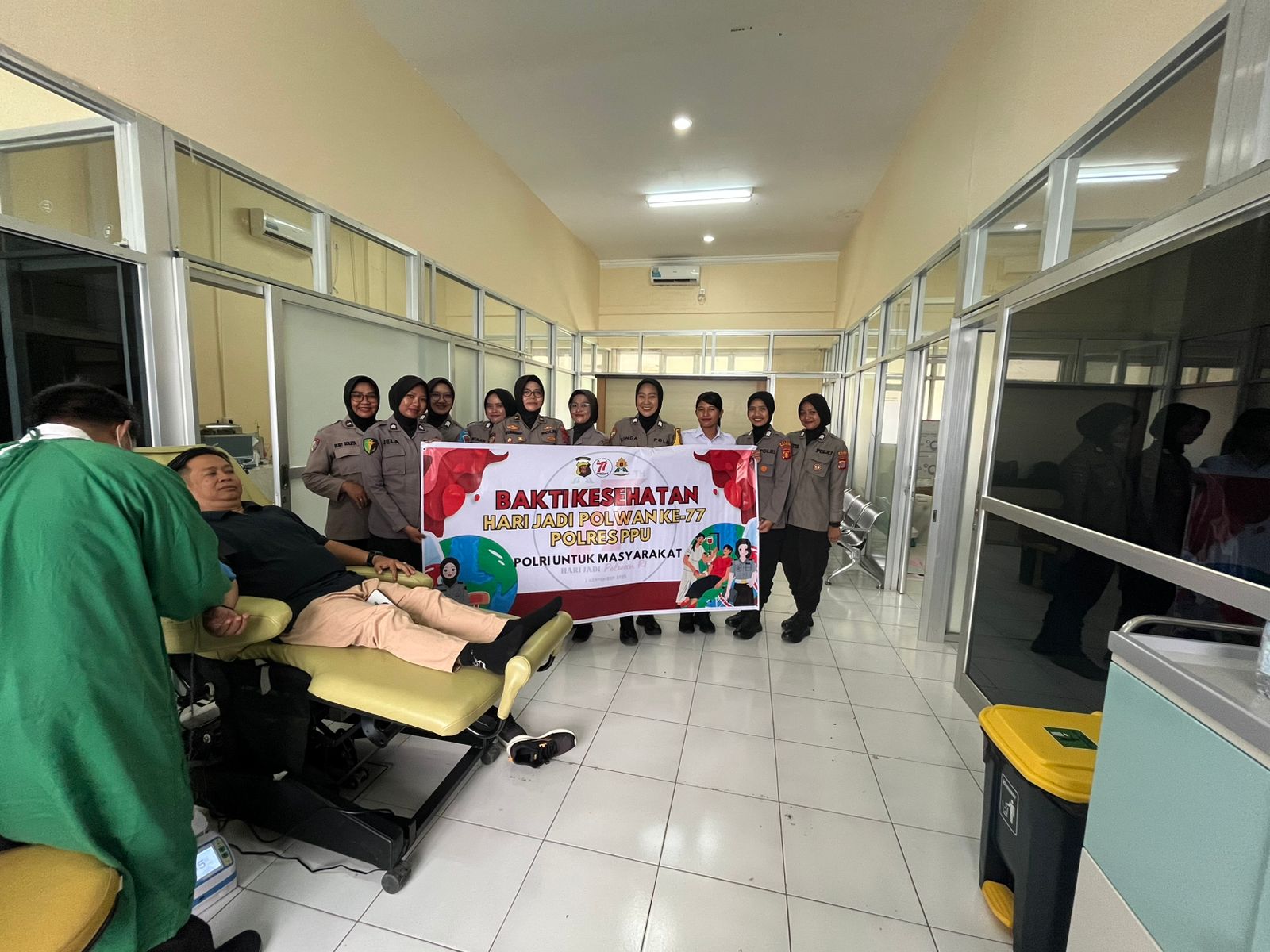 Ketua Kadin PPU, Rudiansyah, saat mendonorkan darahnya dalam kegiatan HUT ke-77 Polwan 2025 di RSUD RAPB PPU.  &nbsp;  &nbsp;&nbsp;