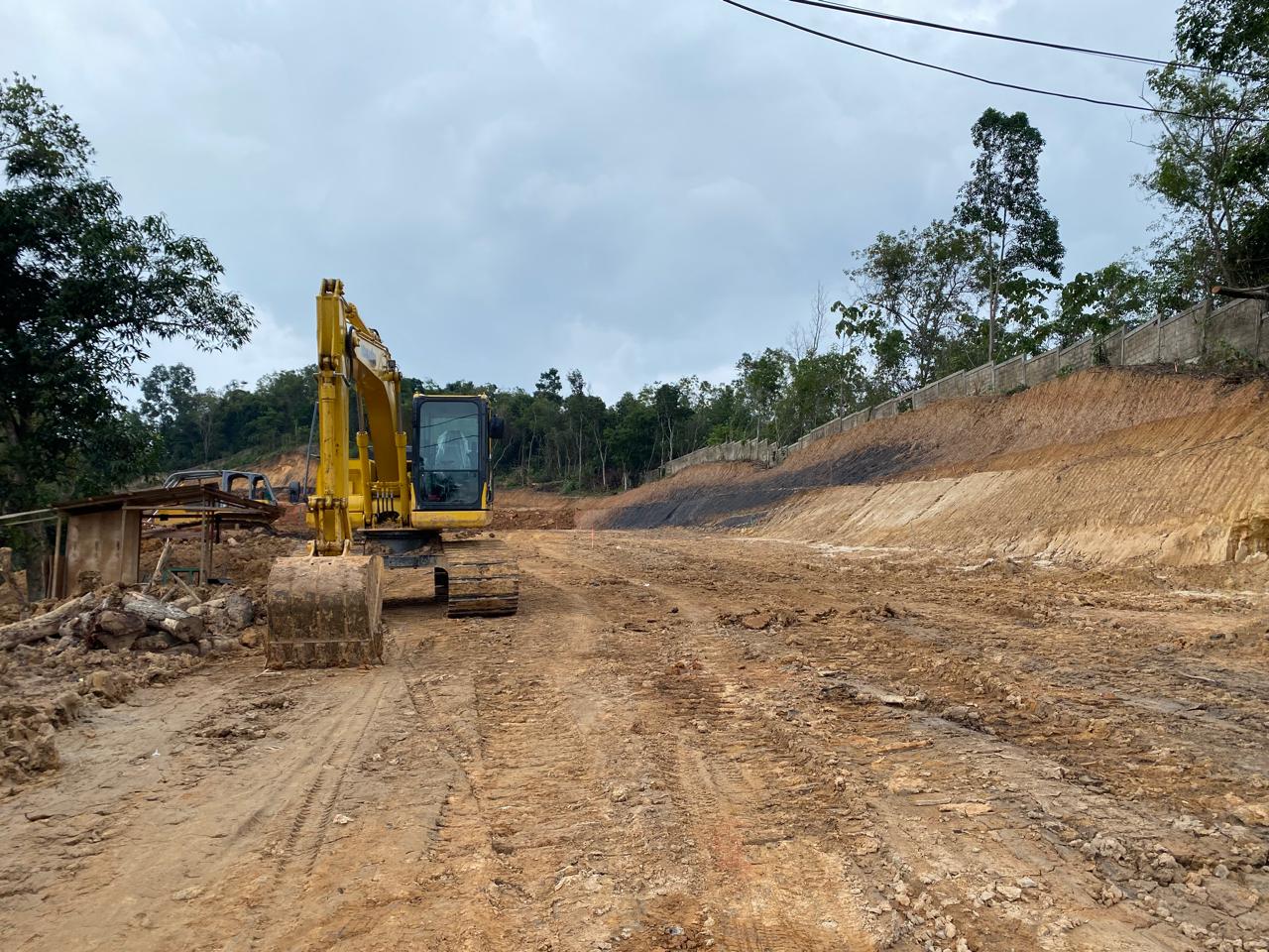 BELUM DILANJUTKAN: Akes masuk warga Kampung Gotong Royong masih sebatas pemerataan, belum dilakukan semenisasi karena keterbatasan anggaran tahun ini. FOTO: ADIEL KUNDHARA/KP