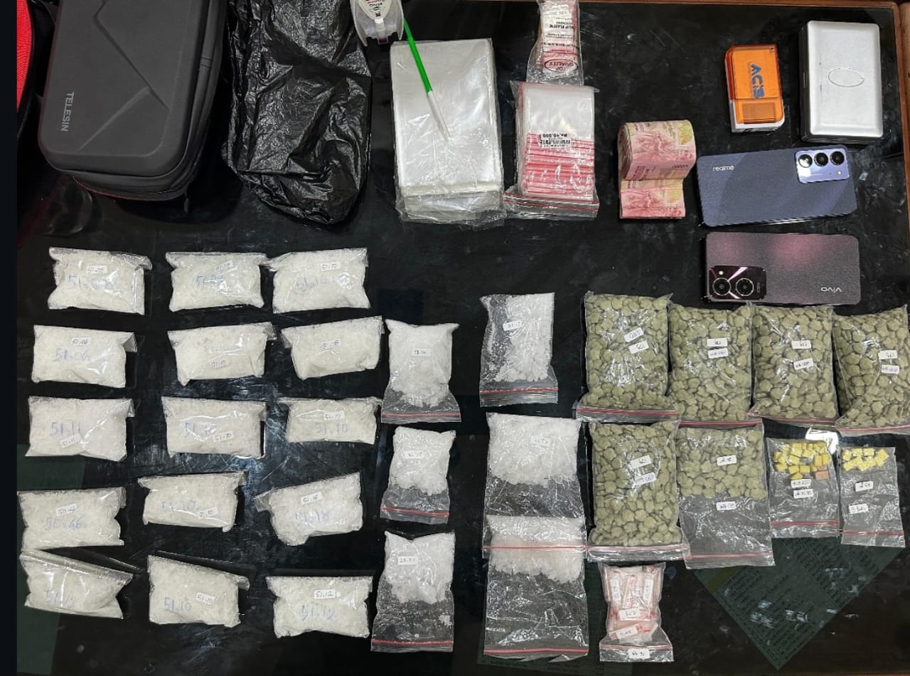 BARANG HARAM: Barang bukti sabu dan ekstasi ribuan butir yang diamankan Ditresnarkoba Polda Kaltim dari tangan tersangka.