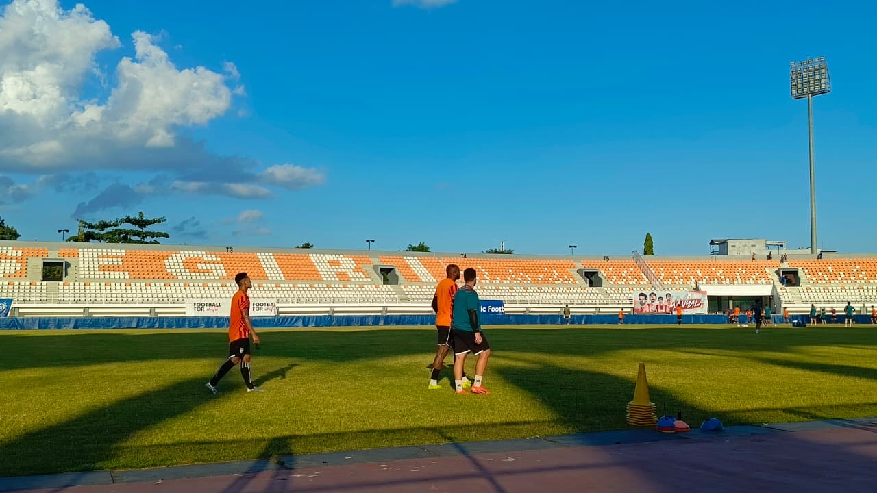 Meski baru selesai direnovasi, kondisi rumput Stadion Segiri dikeluhkan karena cepat mengalami kerusakan.