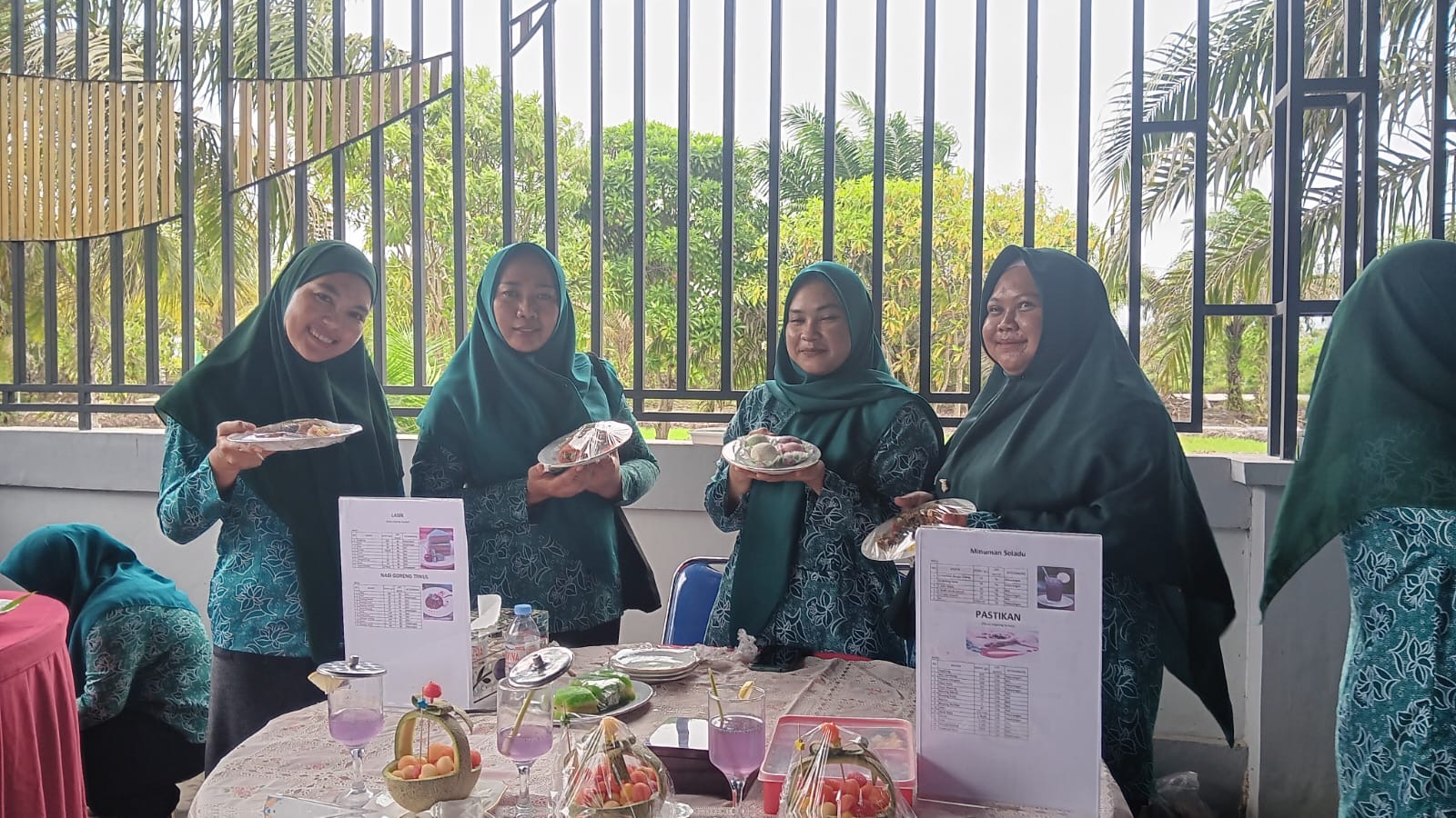 FESTIVAL: Para peserta lomba menunjukkan karyanya.