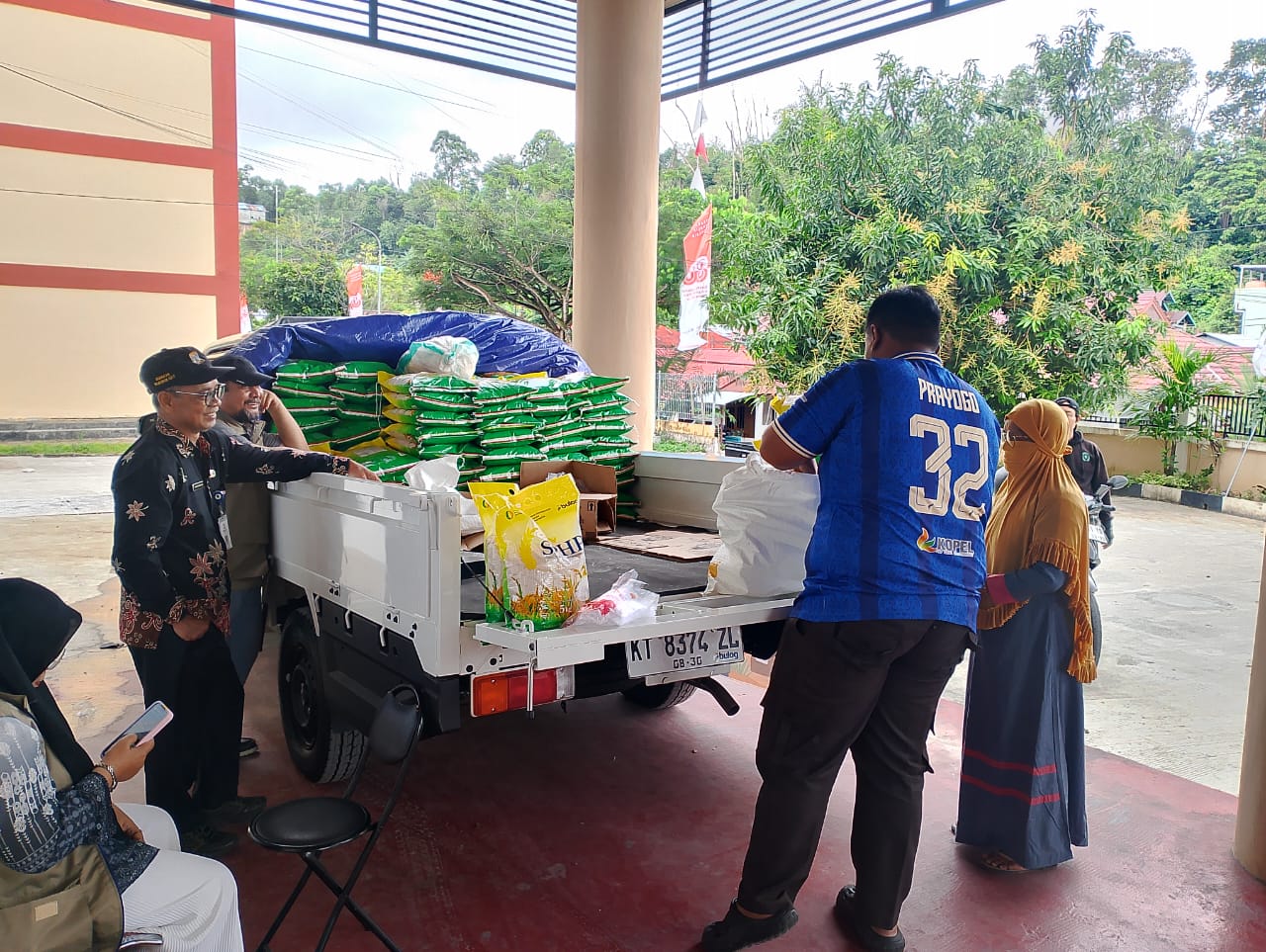 Lurah Damai Kanti Suharjo (batik hitam) mengecek ketersediaan pasokan Bulog yang disiapkan untuk warga Kelurahan Damai.