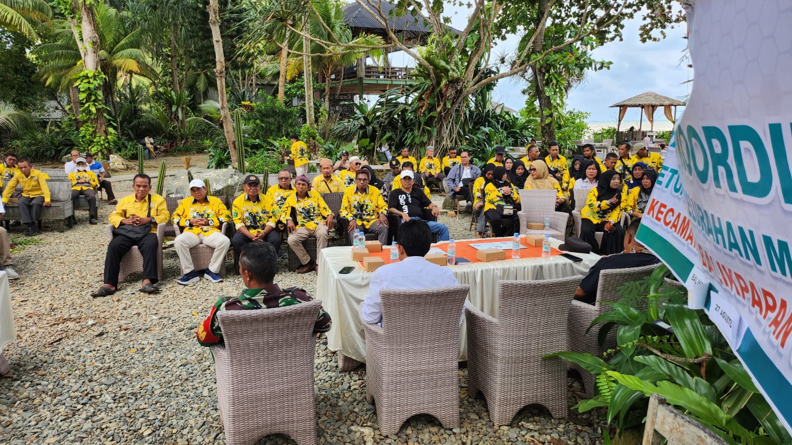 Para Ketua RT di Kelurahan Manggar juga antusias mengikuti rapat koordinasi pembagian wilayah rencana pemekaran.  &nbsp;