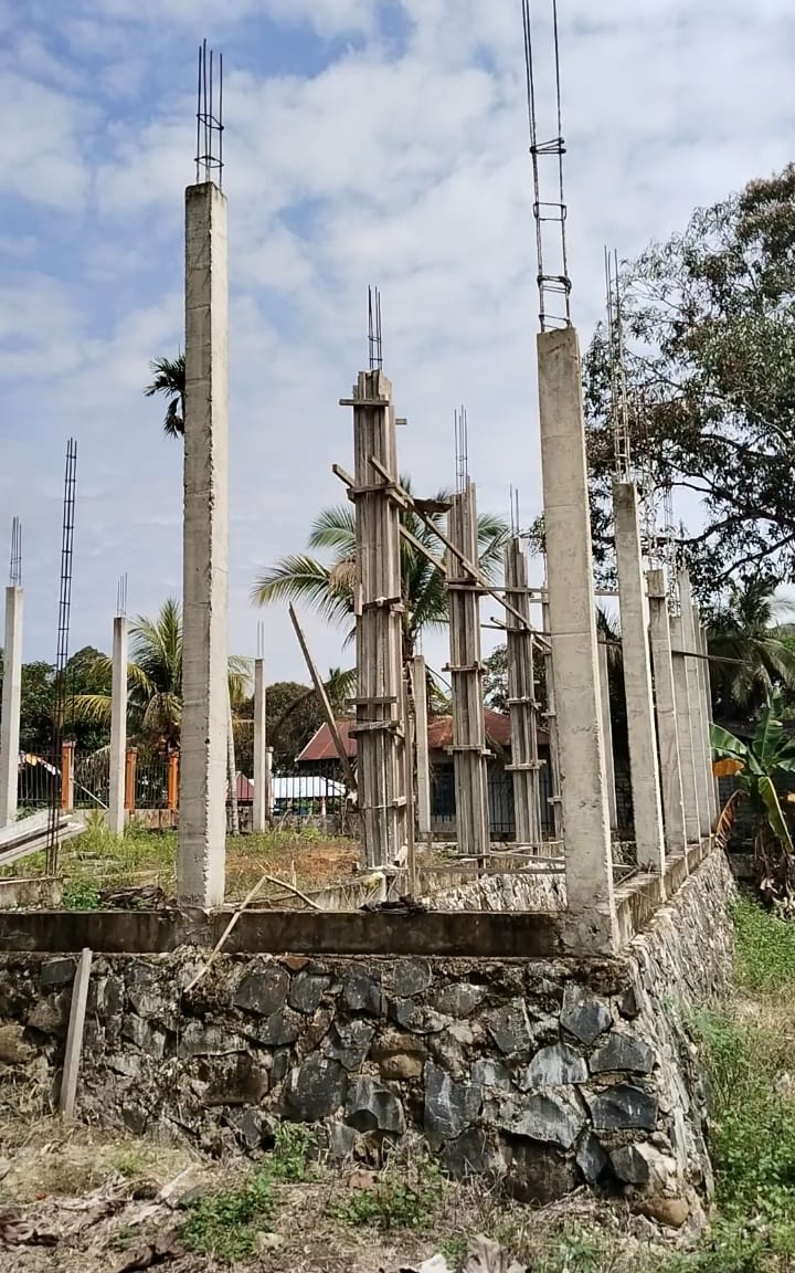 Proyek ruang guru SMA 1 Long Iram yang mandek pembangunannya.