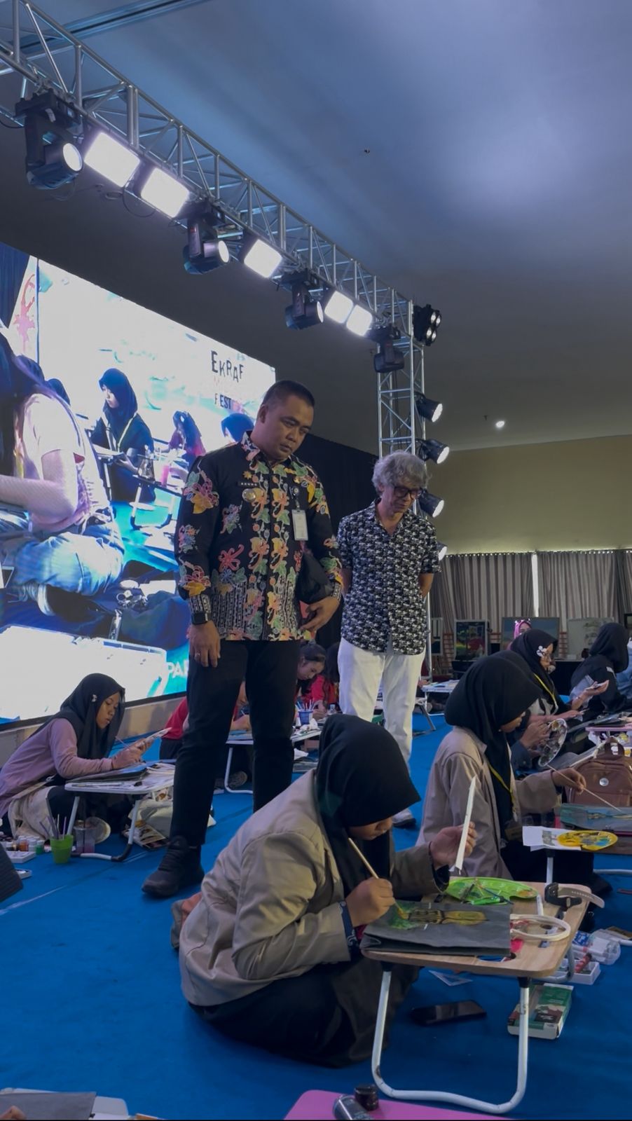 Camat Balikpapan Tengah Agung Budi Wibowo memberikan apresiasi dan motivasi kepada para peserta lomba melukis.