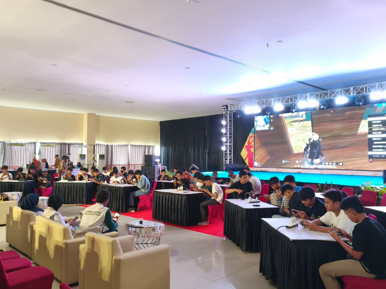 Lomba esport memeriahkan Ekraf Middle Fest hari kedua. Sebanyak 24 tim bertanding untuk membangun kerja sama tim memenangkan game.