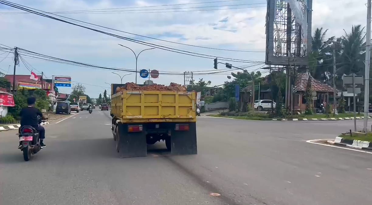 TIMBULKAN DEBU: Truk pengangkut material tanpa penutup masih sering melintas di jalan utama Kutim dan menimbulkan debu.