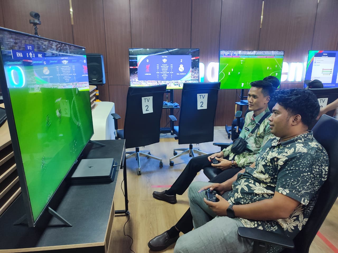 ASYIK: Turnamen e-Sport Championship Pro Evolution Soccer (PES) yang digelar Diskominfostaper Paser untuk ASN antar dinas berlangsung meriah, Kamis (28/8/2025). (Najib/KP)