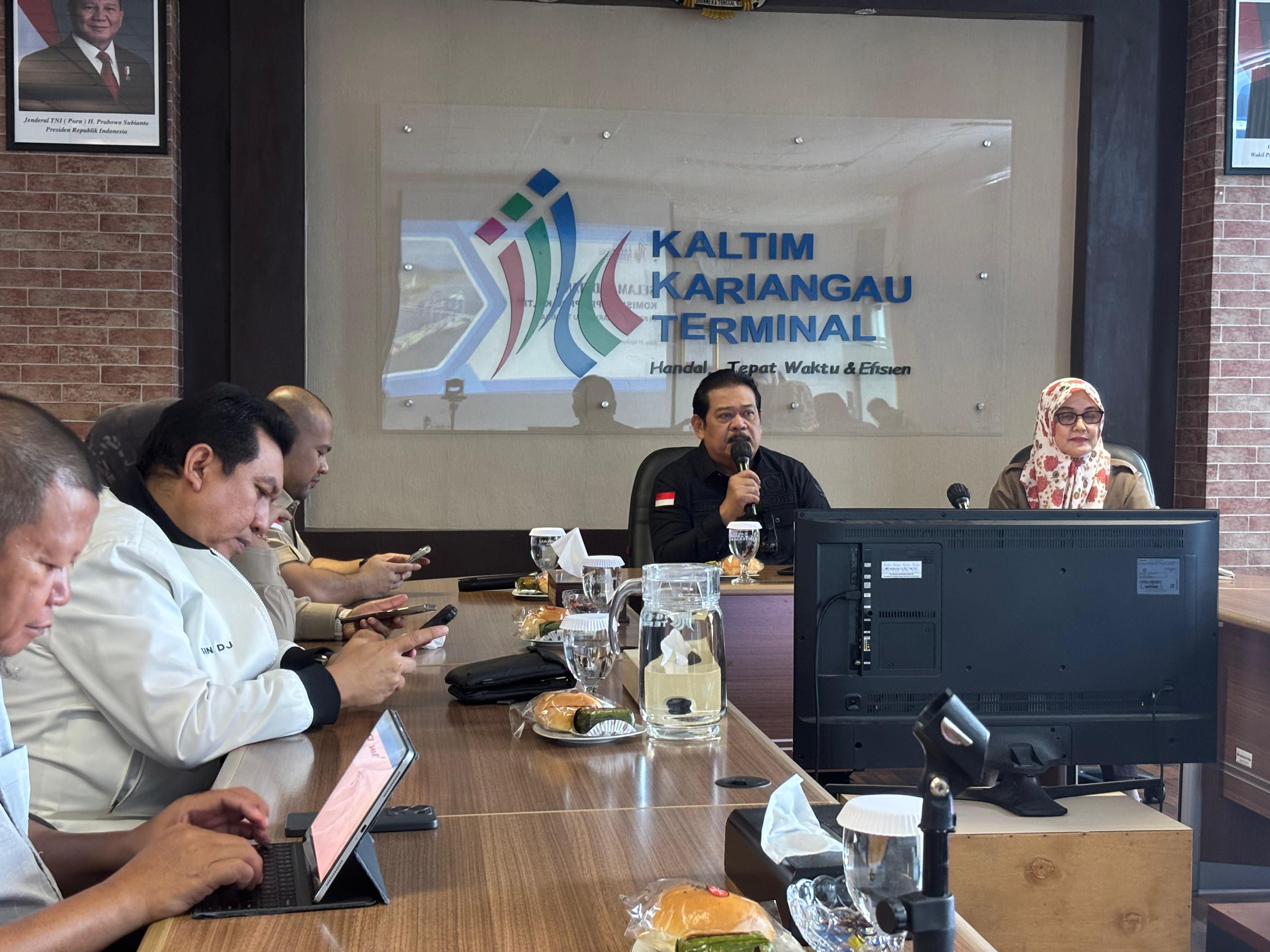 Abdulloh (kiri) dan Enriany Muis saat menggelar pertemuan di KKT.