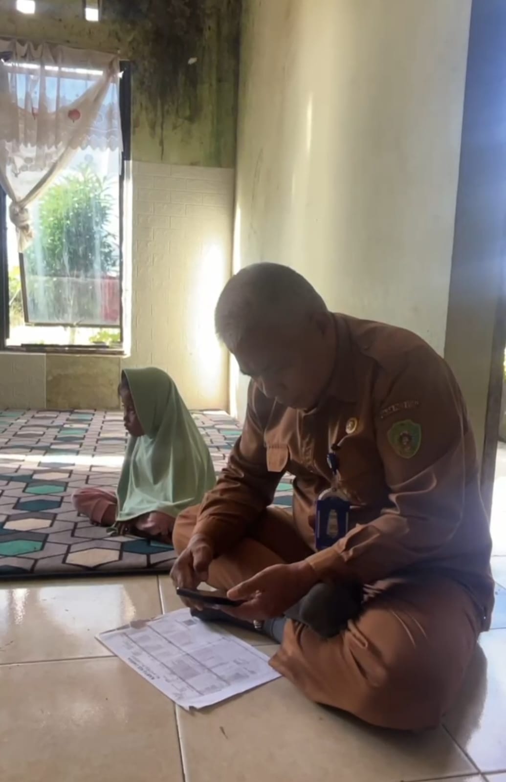 Humas dan Promosi RSUD RAPB PPU, Nurdin saat mengunjungi Mutiara, bocah usia 7 tahun di Panti Asuhan Raudhatul Jannah, Perum Perusda Km 9, Penajam.