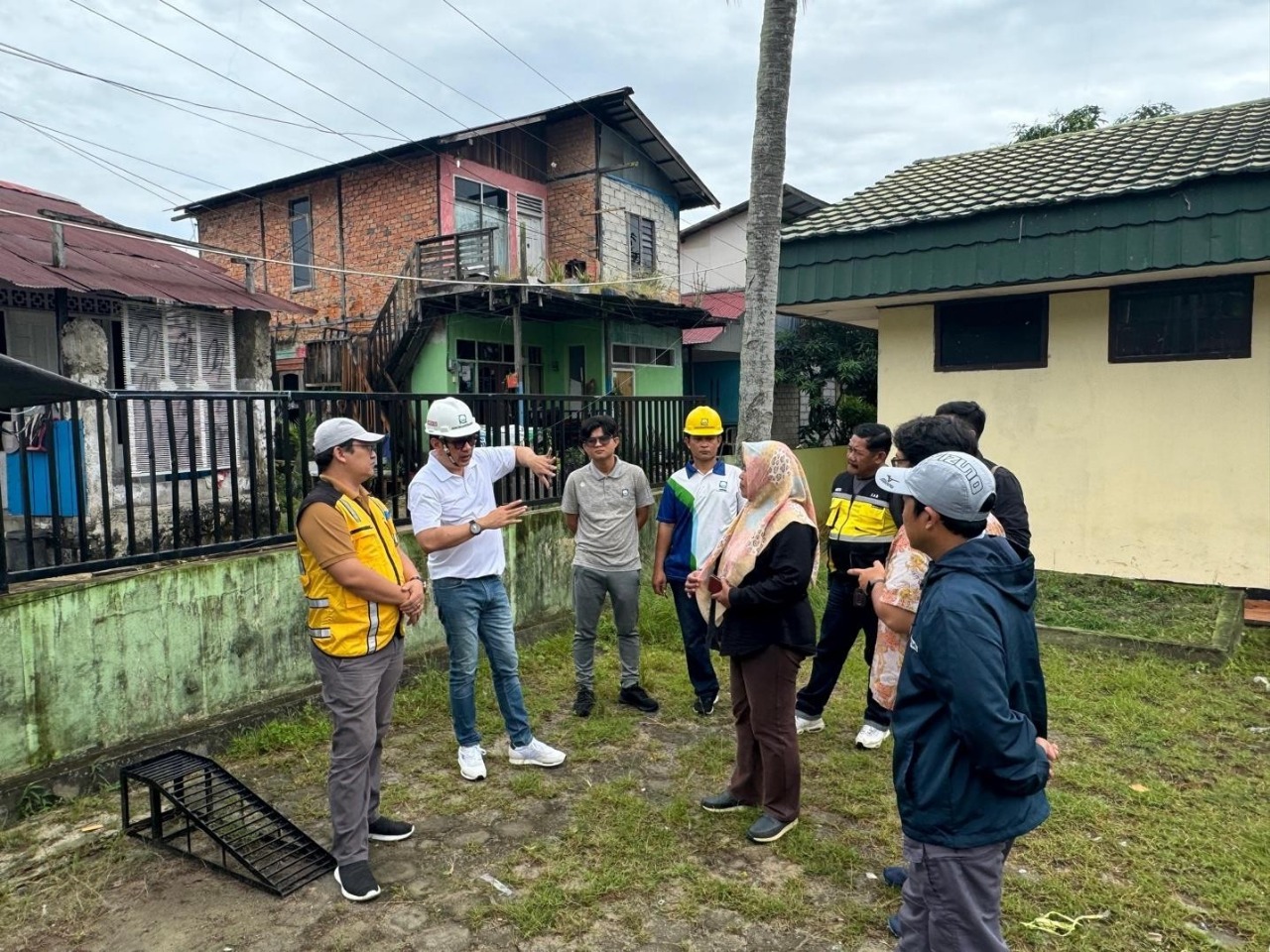 DISKUSI: Dirut PTMB Yudi Saharuddin (baju putih) bersama tim siap meluncurkan rencana strategis jangka menengah 2025 dan 2029 terkait pemenuhan air bersih bagi warga Balikpapan.