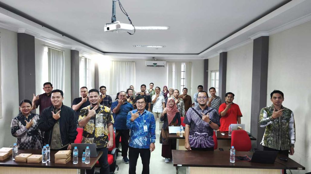 TOREH PRESTASI: Wakil Rektor Wisnu Hera Pamungkas (depan, dua kanan) dan Kepala BPSDMP Kominfo Banjarmasin Syarifuddin foto bersama sejumlah perwakilan perguruan tinggi Kalimantan Timur.