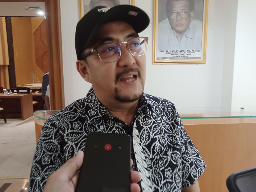Ketua Komisi II DPRD Samarinda, Iswandi memberikan keterangan usai hearing dengan Asosiasi Pedagang Beras Kaltim, Kamis (28/8/2025).