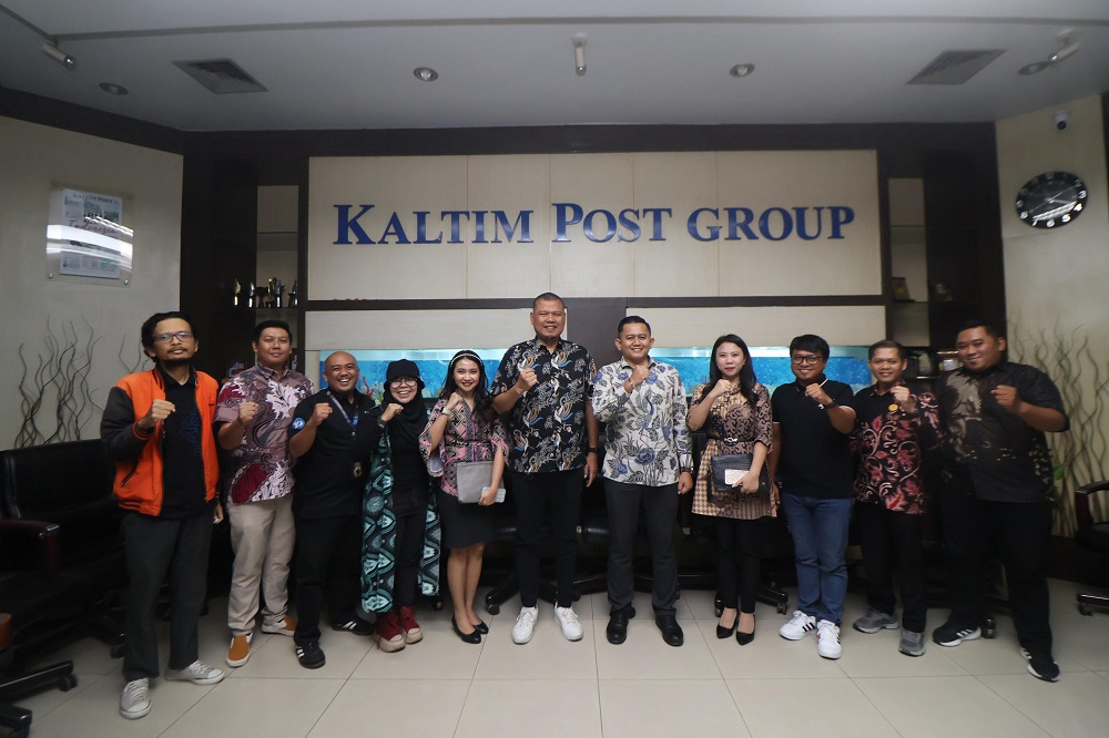 SOLID: General Manager Novotel Balikpapan, Eko Anom Purboyanto mengabadikan momen bersama manajemen Kaltim Post.