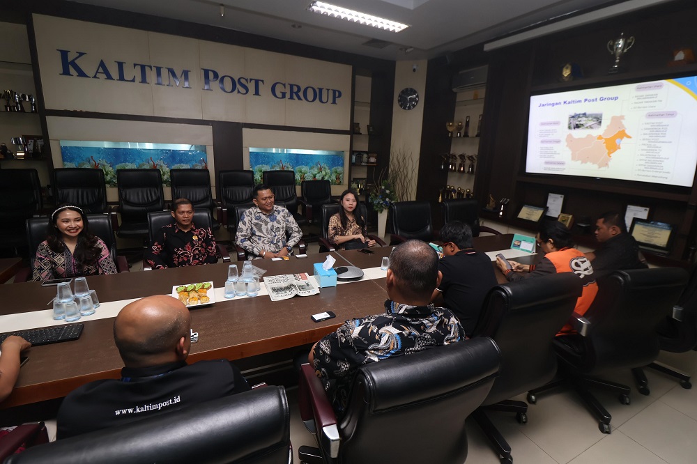 SILATURAHMI: General Manager Novotel Balikpapan Eko Anom Purboyanto bersama jajarannya berkunjung ke Gedung Biru Kaltim Post, Jumat (29/8).