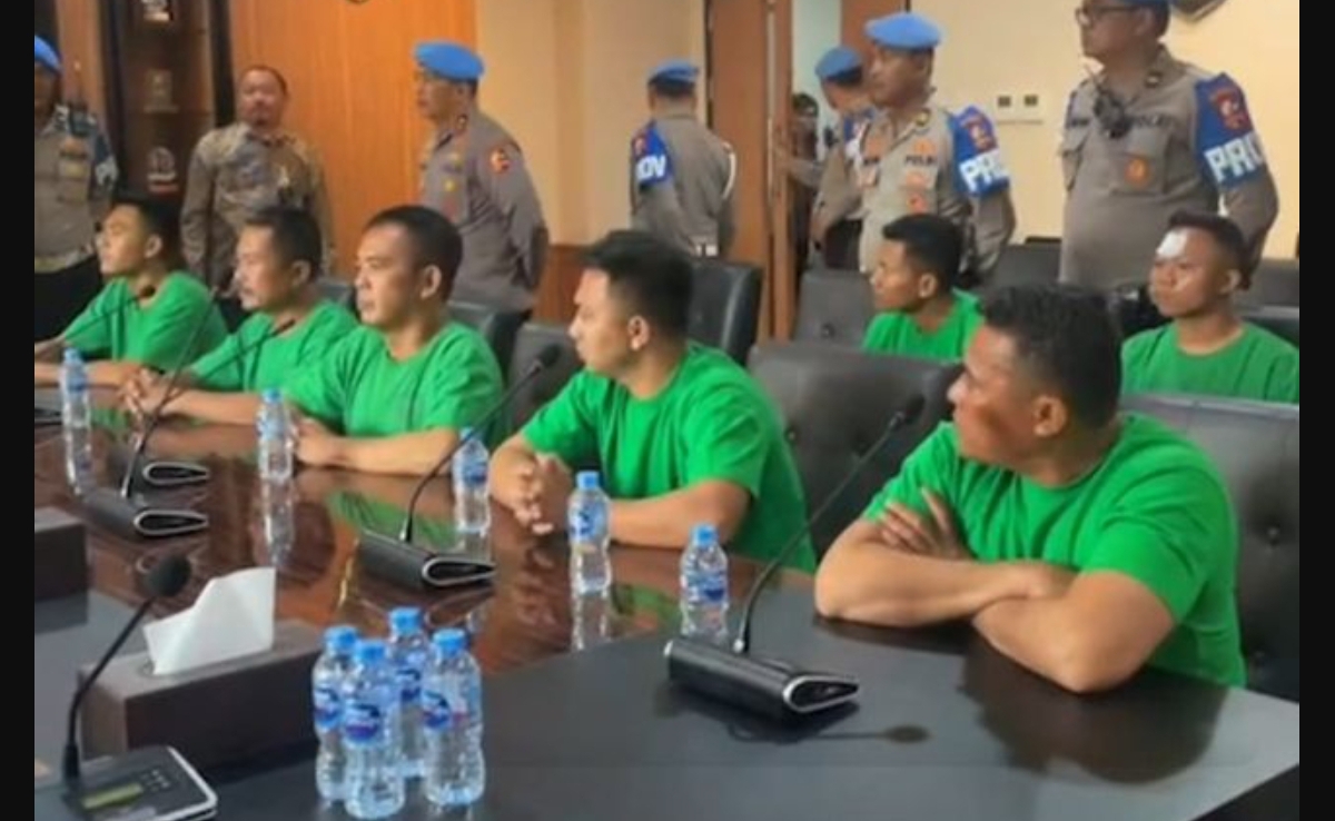 Tujuh anggota Brimob saat menjalani pemeriksaan di ruang Divisi Propam Polri terkait kasus tewasnya pengemudi ojol Affan Kurniawan usai dilindas rantis di Pejompongan. (Foto Instagram Polri)
