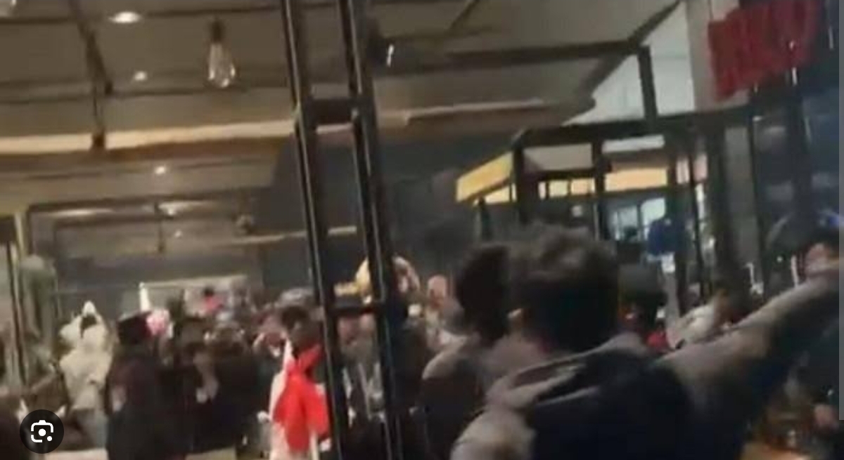 Tangkapan layar video kerumunan massa yang beredar di media sosial dengan klaim penjarahan di Mall Atrium Senen, Jakarta Pusat. (Foto tangkapan layar)