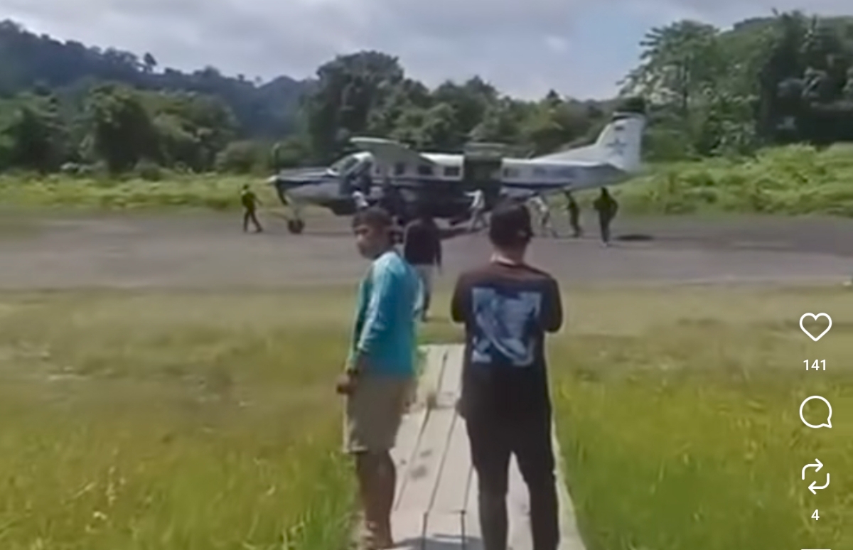 Penumpang dan warga sekitar terlihat mendorong pesawat Smart Avion yang sempat mendarat darurat di Bandara Mahak Baru, Kalimantan Timur, Jumat (29/8/2025). (Foto tangkapan layar)