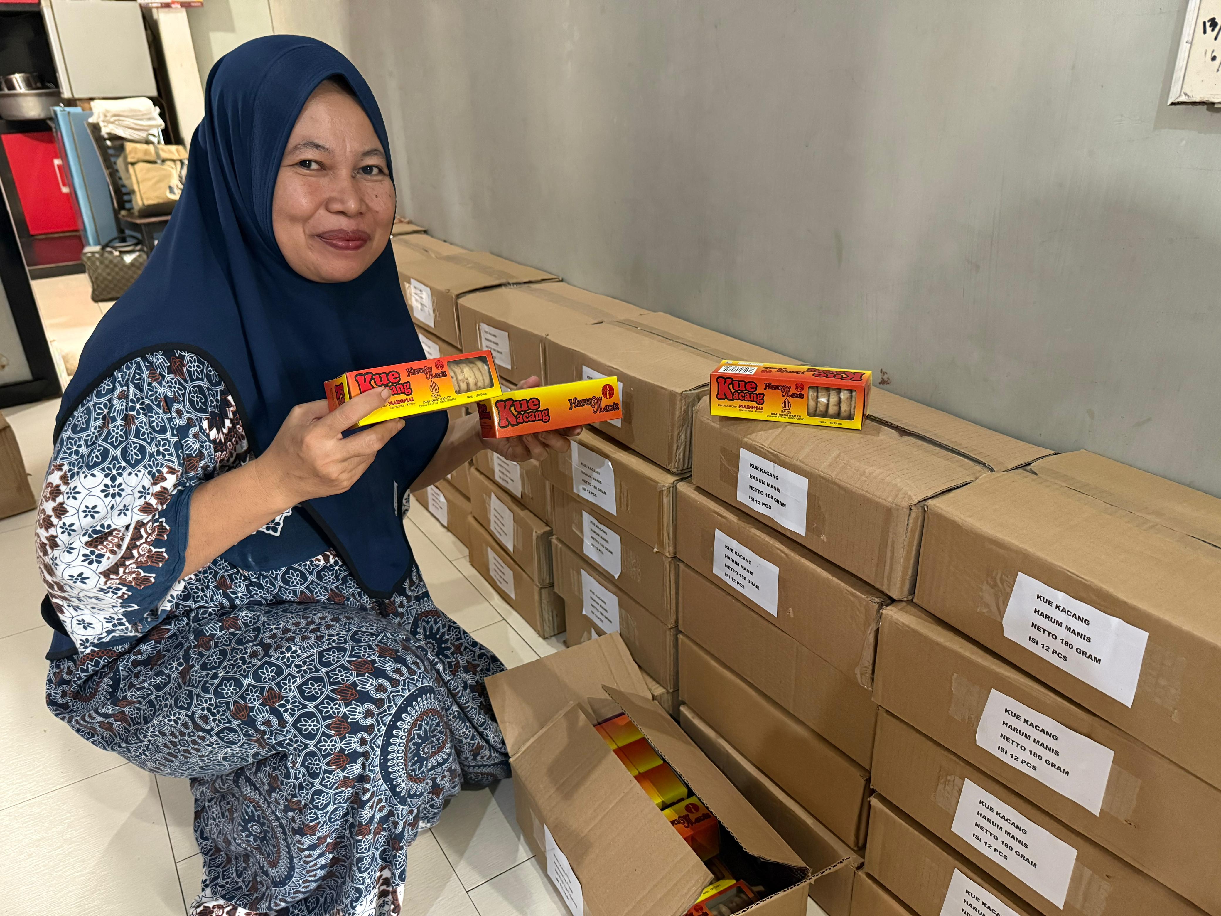 BERTAHAP: Legalitas seperti PIRT dan sertifikasi halal menjadi syarat penting agar produk bisa diterima ritel modern. Hal ini dipenuhi Siti Aisyah.