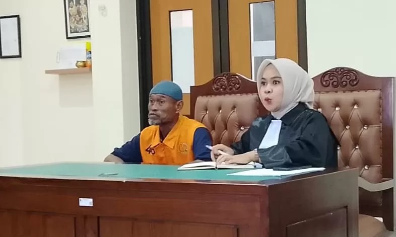 BEBAS DEMI HUKUM: Terdakwa kasus pembunuhan bersama kuasa hukumnya divonis bebas.