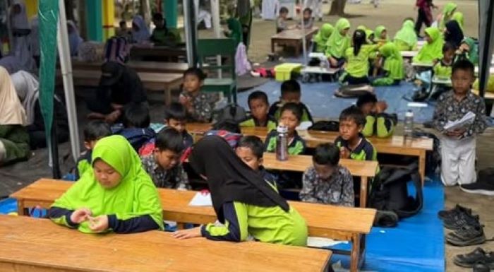 Pemkab PPU memberikan bantuan pendidikan berupa Kartu Penajam Cerdas untuk meringankan pengeluaran belanja kebutuhan sekolah.